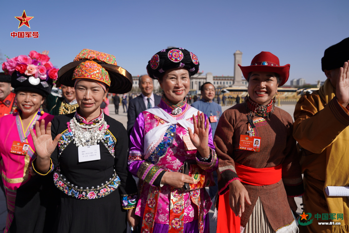 孙智英 摄两会女记者在天安门广场做报道.
