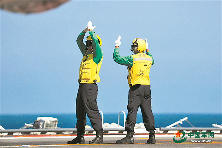 走近海军辽宁舰航空部门郭晖梦想放飞在航母甲板上