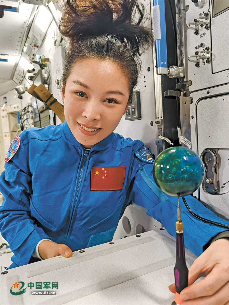 太空教师王亚平两度飞天圆梦再上太空讲台