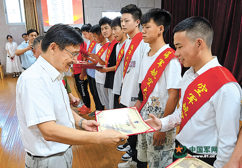 安徽省潜山市野寨中学12名学生顺利考上军事院校 - 中国军网