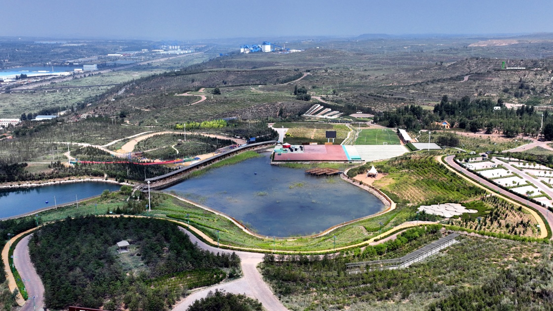 陕西神木市大柳塔镇煤海塞罕坝中心公园(2022年8月3日摄,无人机照片).