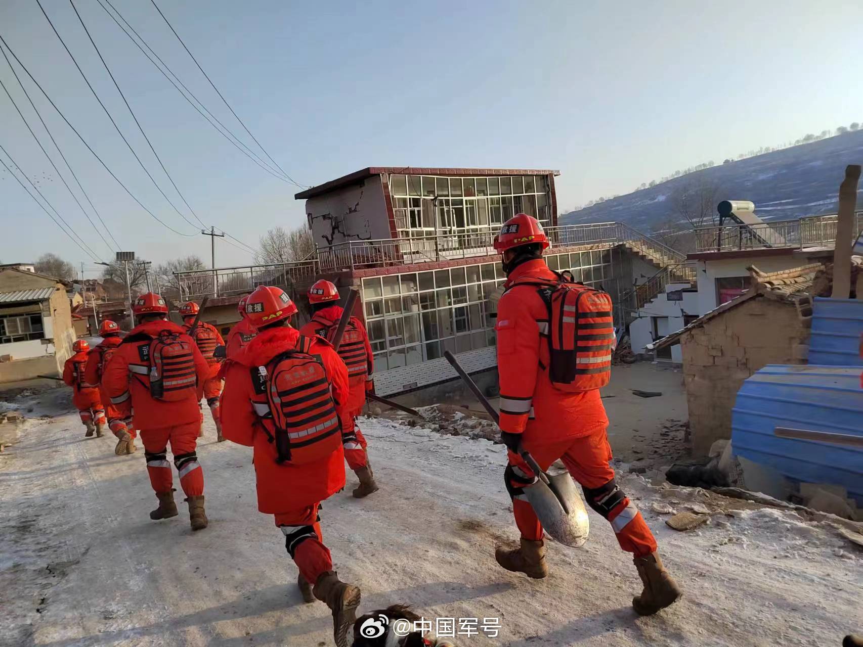 武警官兵零下18℃彻夜救援受灾群众 - 中国军网