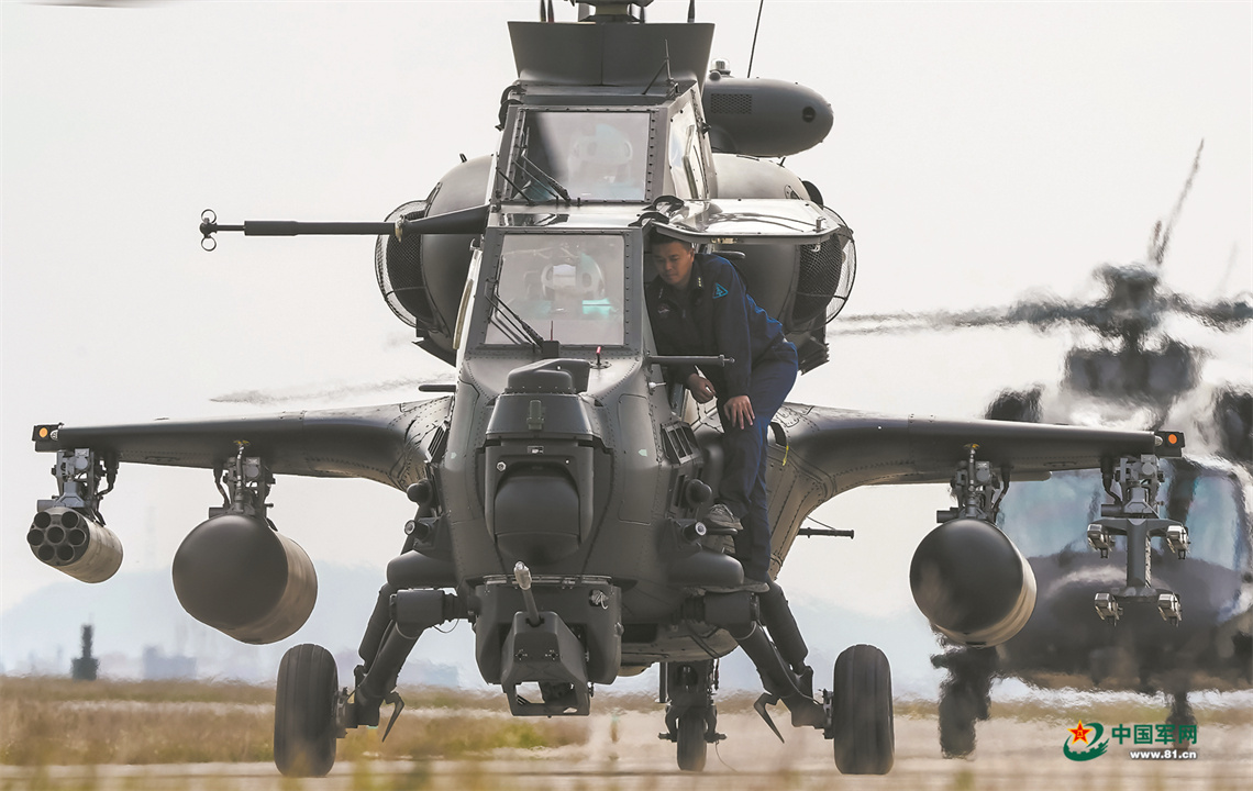 铁翼突击练硬功陆军某旅开展跨昼夜飞行训练