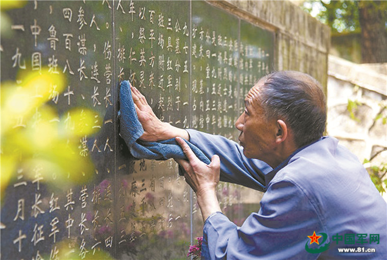 在山西省平遥县朱坑乡丰盛村,贾家三代人为无名烈士守墓近80年;在贵州