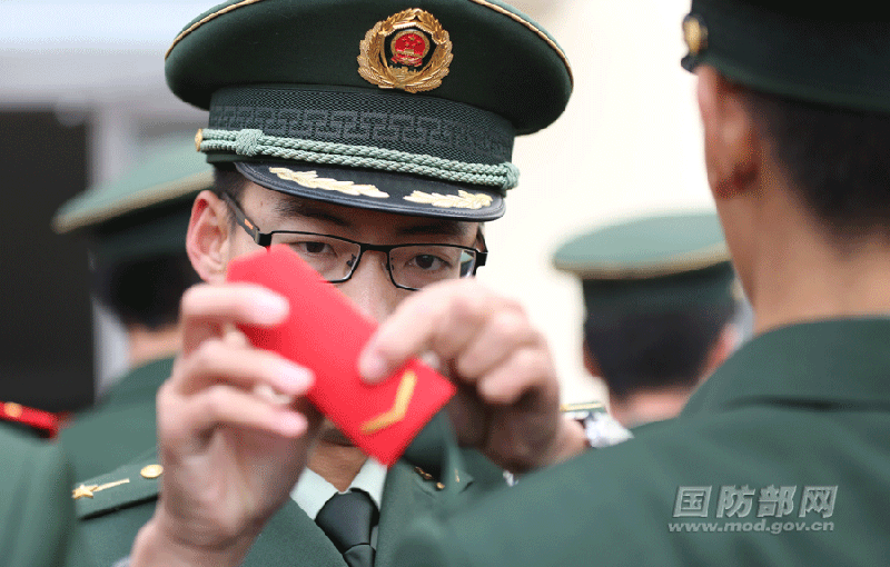 武警驻疆某部千余名新战士被授予武警列兵警衔