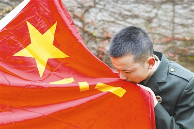 军衔:新兵为老兵卸下,老兵为新兵戴上