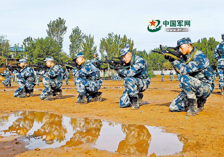 该旅新兵正在进行单兵战术动作训练.李天霞摄
