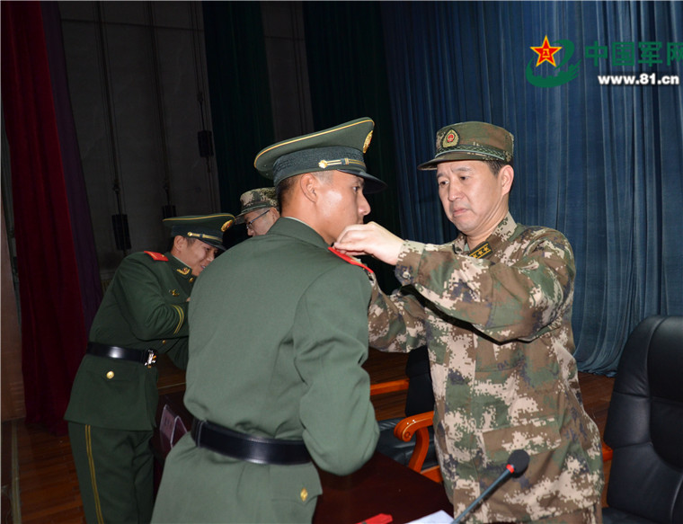 11月21日,武警新疆森林总队新兵大队232名新兵被光荣地授予武警列兵