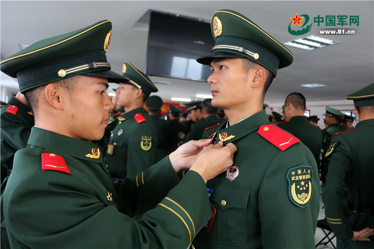 "军旅成人礼",直击百名"99后"武警新兵授衔仪式