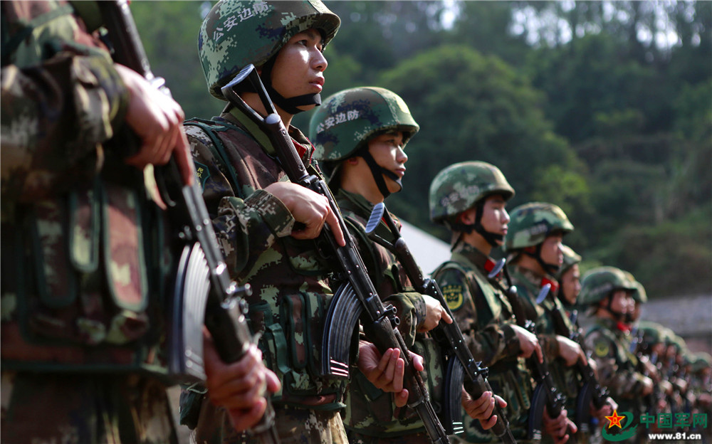 "00后"新兵训练忙 射击瞄准千万次 - 中国军网