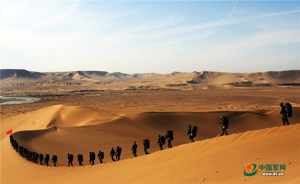 长途行军穿越巴丹吉林沙漠. 侯崇慧摄