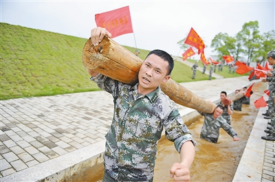 乐焰辉在训练中冲锋在前,激发大家训练热情  陈平摄