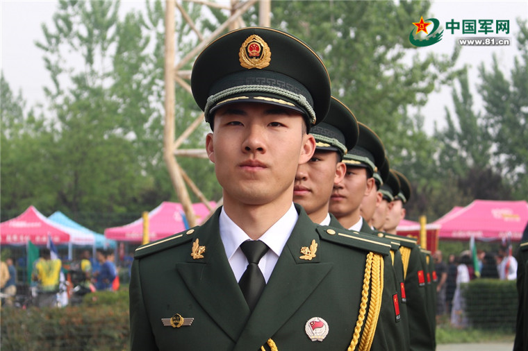 长安大学武警国防生圆满完成校运会升国旗任务