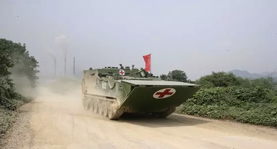 新一代两栖装甲救护车 可穿沙场,闯海洋 - 中国军网
