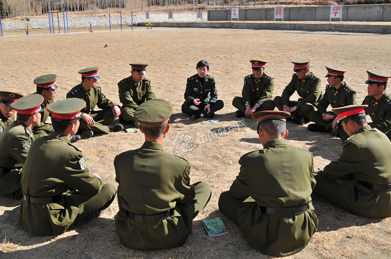 军事心理学教研室主任李敏教授在林芝52旅进行团体心理辅导
