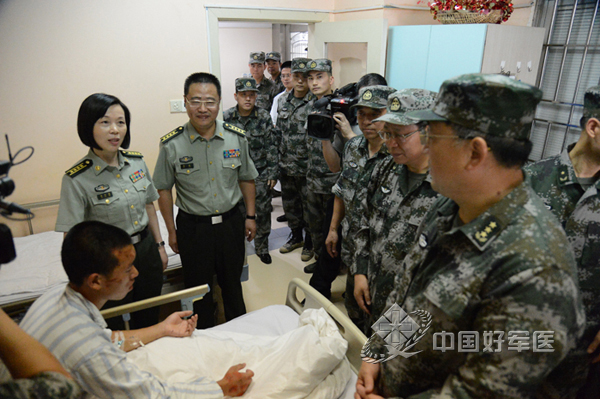 东部战区领导到福州总医院慰问尼伯特台风抗洪救灾负伤战士