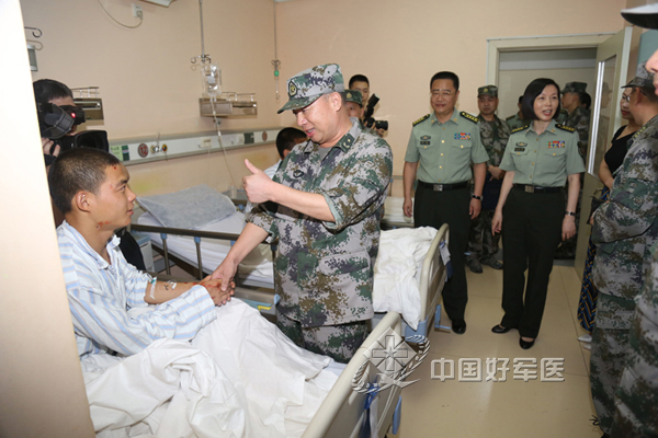 东部战区领导到福州总医院慰问尼伯特台风抗洪救灾负伤战士