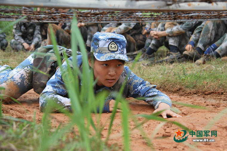 我爱海岸耸立的山峰 俯瞰着海面像哨兵一样 啊海军战士红心向党 严阵