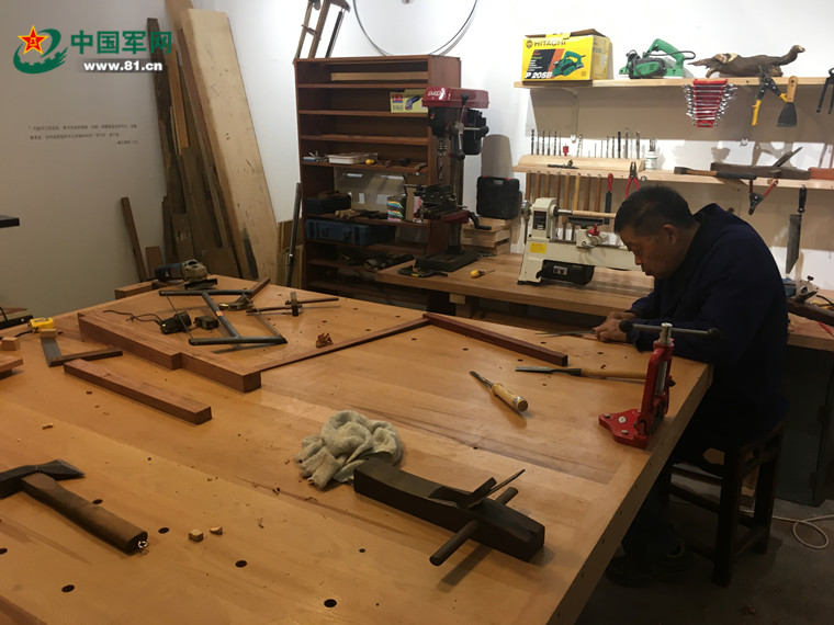 徐永祥老人在"白塔寺会客厅"忙着用刨子推平刚完工的量具. 张艺藐 摄