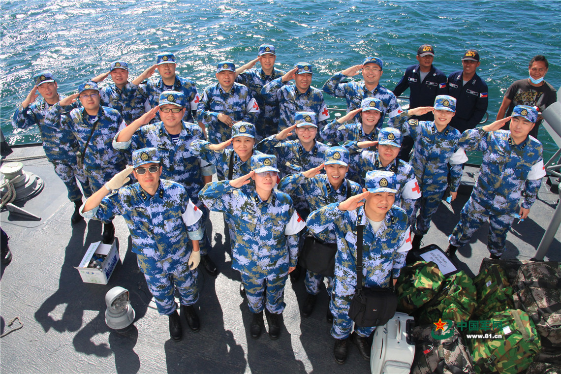 参与救援的医疗人员敬礼,表示保证完成任务.毛宇摄影