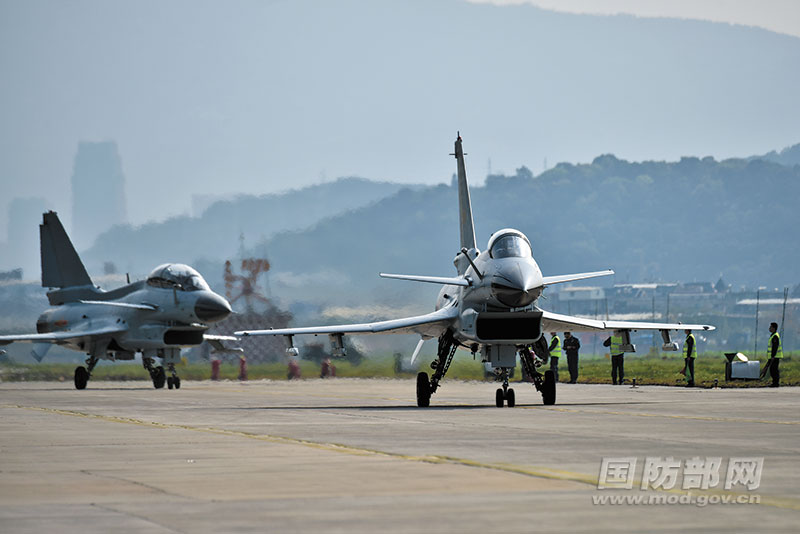 5月23日,南部战区空军航空兵某旅开展多批次空战对抗训练,锤炼部队