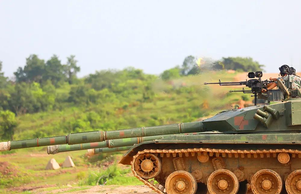 第72集团军某旅组织多型装甲装备车载武器实弹射击训练