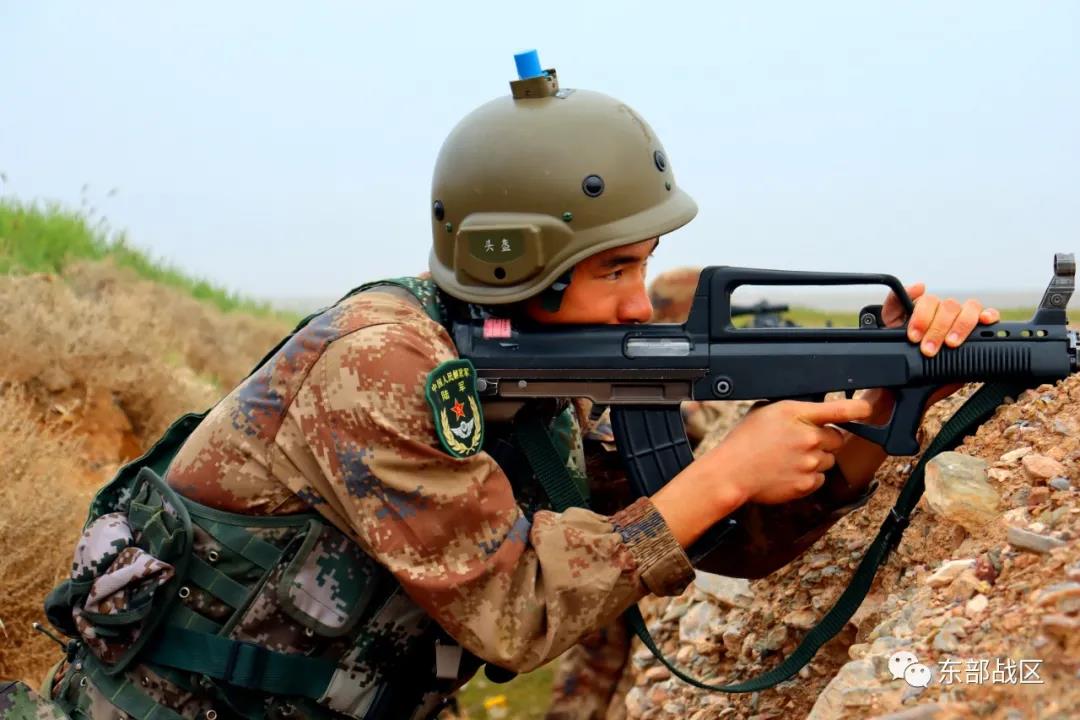 万家团圆时,第73集团军某旅在西北大漠对抗演练正酣