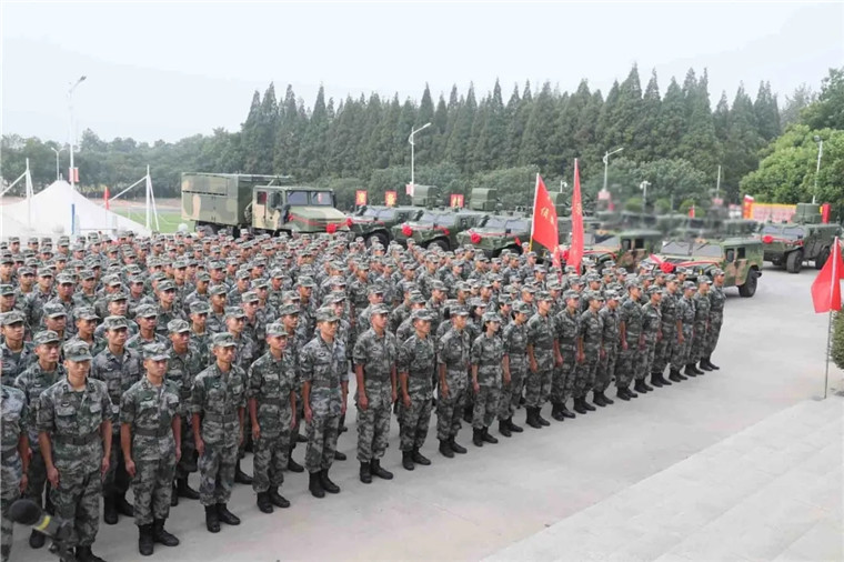 第72集团军某旅隆重举行新装备授装仪式