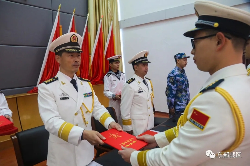 帷幕在雄壮的国歌声中隆重举行晋升(授予)军衔仪式近日,东部战区海军