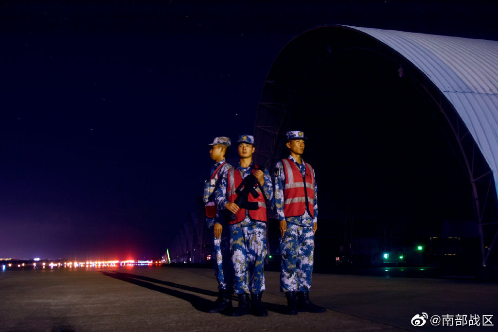 南部战区海军航空兵,夜色中守护万家灯火