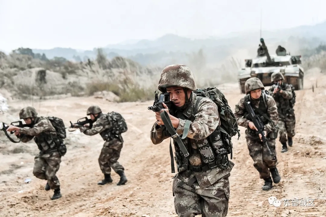 燃!节后第一天,东部战区某合成旅战车急驰,铁甲轰鸣