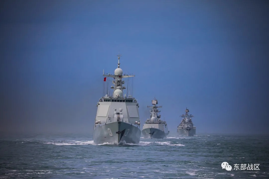 烎!东部战区海军某驱逐舰支队展开实兵对抗训练