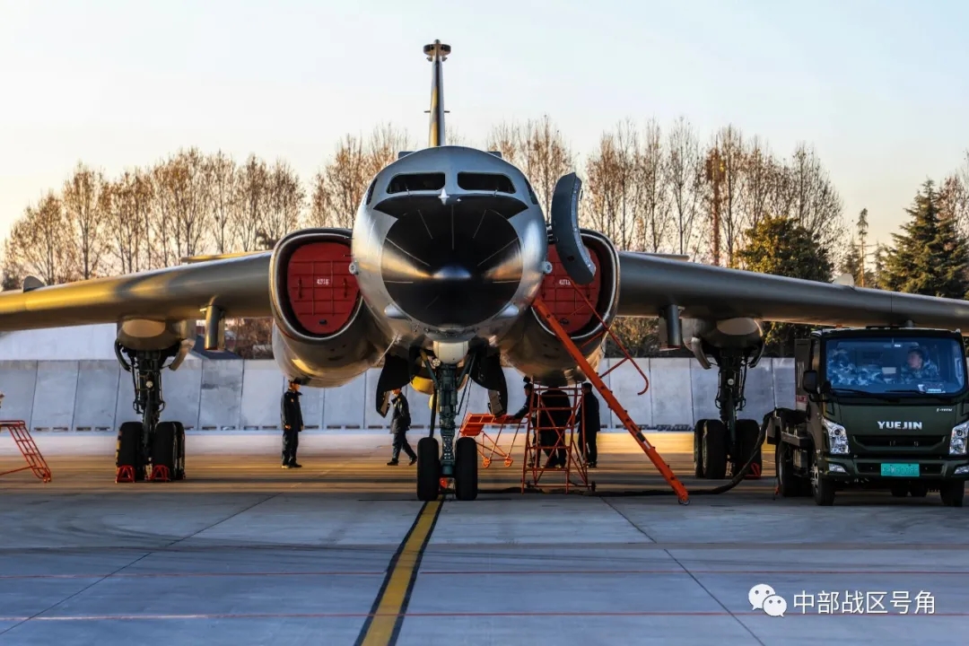 中部战区空军某场站有序开展战鹰升空保障准备 - 中国军网