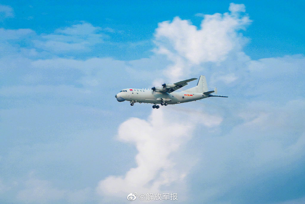 近景看反潜巡逻机穿云破雾! - 中国军网