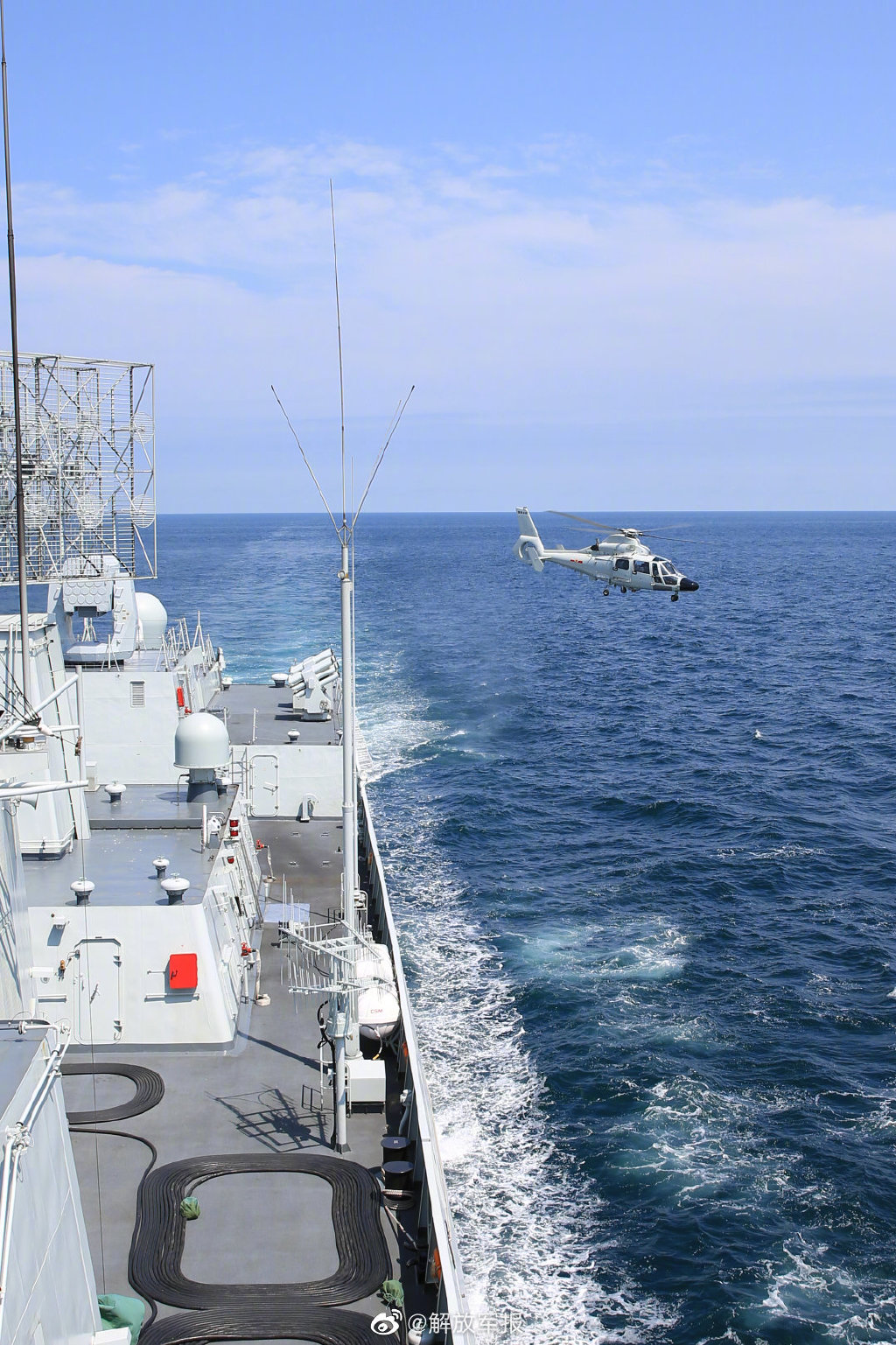 浪尖起舞!看北部战区海军淮南舰踏浪出击