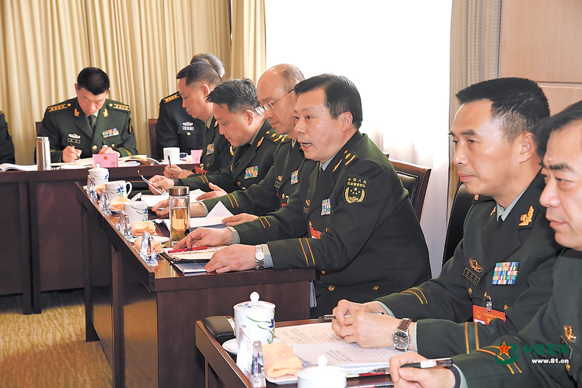 3月10日上午,解放军和武警部队代表团举行小组会议.