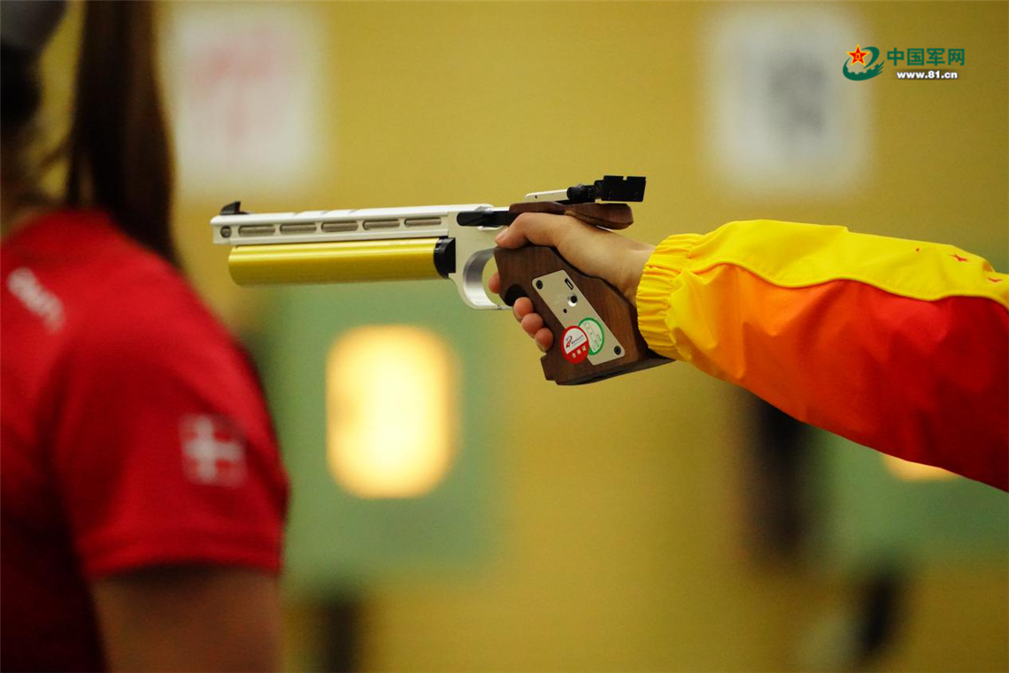 射击比赛中使用的气手枪.中国军网记者兰卓文 摄