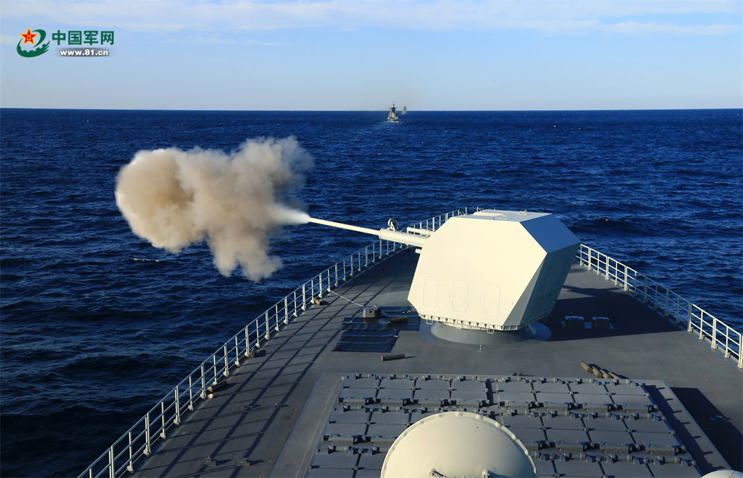 南昌舰主炮射击瞬间.李唐 摄昆明舰主炮射击瞬间.