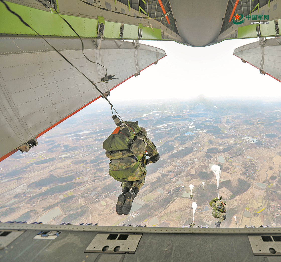 空降兵某旅开展集群伞降战斗演练