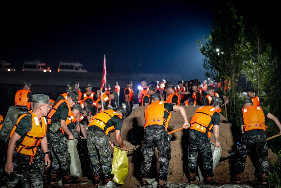 哪里就有人民子弟兵——人民子弟兵奋战防汛抗洪救灾一线记事 - 中国