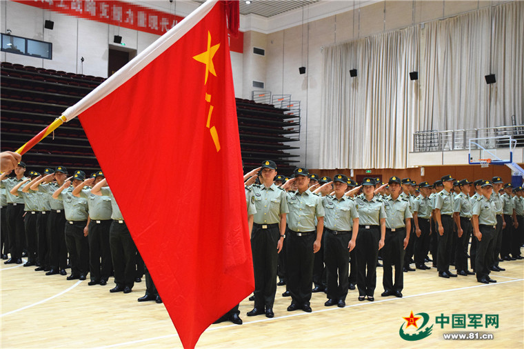 不舍!战略支援部队某部举行退役士兵向军旗告别仪式