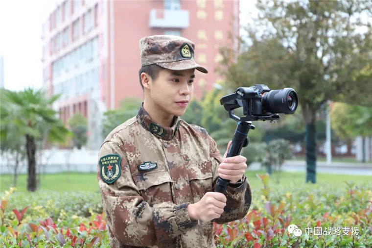 能文能武,这个分队长很"硬核"!